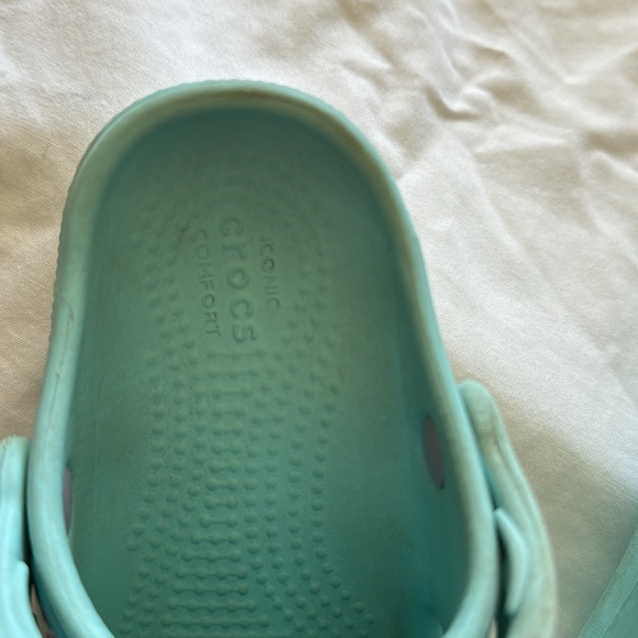 Crocs. Disney Frozen II size 9. Nice shape. Elsa & Anna on front. - Picture 4 of 8